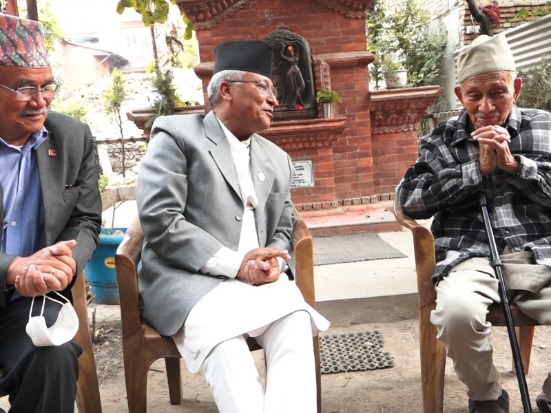 राष्ट्रपति र प्रधानमन्त्रीको सन्देश लिएर संस्कृतिविद् जोशीको निवासमा शिक्षामन्त्री श्रेष्ठ